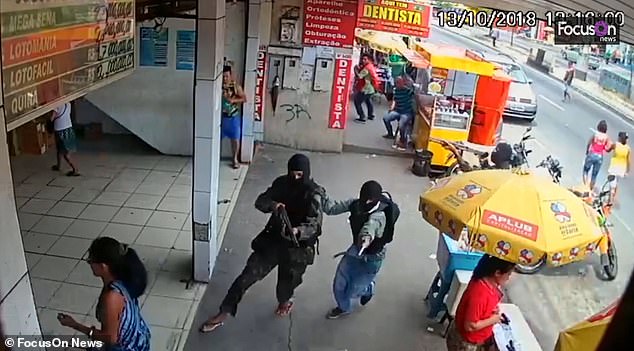 Hình ảnh nhóm cướp liều lĩnh xông vào cướp đại lý xổ số chotlo.com